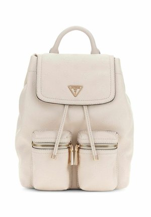 Petit sac à dos en cuir beige avec deux poches avant zippées, fermeture à cordon, poignée supérieure et un logo Guess en métal sur le rabat avant.