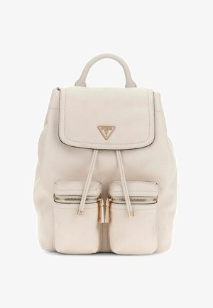 Petit sac à dos en cuir beige avec deux poches avant zippées, fermeture à cordon, poignée supérieure et un logo Guess en métal sur le rabat avant.