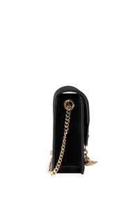 Borsa a mano in suede nero con forma quadrata, dotata di una tracolla in catena dorata, dettagli in metallo dorato e una finitura testurizzata.