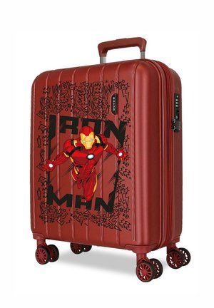 Maleta rígida roja con gráfico de Iron Man y borde abstracto negro, equipada con cuatro ruedas dobles giratorias y un asa retráctil.