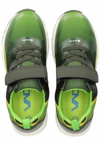 Scarpe sportive verdi e nere con tomaia in rete, fascia in velcro e dettagli testurizzati. Presentano un interno imbottito e una suola a contrasto.