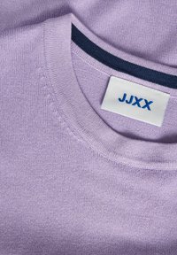 Lila gebreide trui met een ronde hals en een navy-gestreepte geribde kraag. Label met de naam "JJXX" is zichtbaar. Zachte textuur.