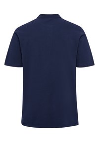 Granatowa koszulka polo z krótkim rękawem, z prążkowanym kołnierzykiem i gładką fakturą. Posiada prosty dół i nieskomplikowany, minimalistyczny design.