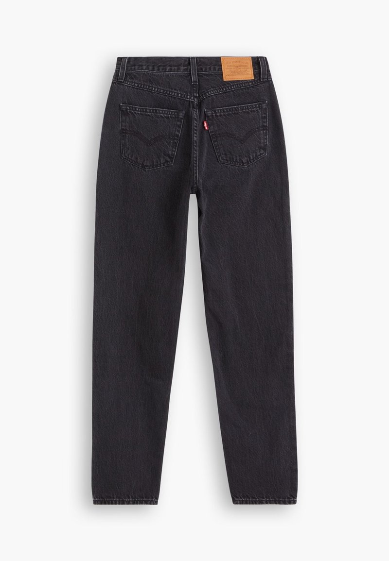 Jean en denim noir vu de dos avec deux poches arrière, une étiquette de marque en cuir sur la ceinture, et une petite étiquette en tissu rouge sur la poche droite.