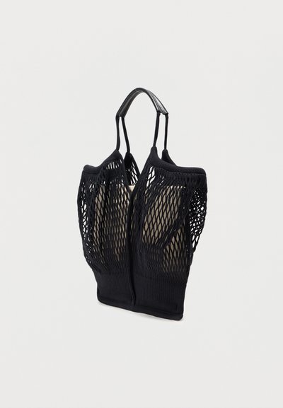 Μαύρη τσάντα ώμου από δίχτυ με δομημένο σχέδιο, διαθέτει δύο χερούλια και αντίθετη εσωτερική επένδυση σε μπεζ χρώμα. Ελαφρύ και ευέλικτο υλικό.
