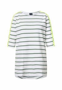 Witte shirt met horizontale olijfgroene strepen, driekwartmouwen en neongele tape met zwarte logo's langs de schouders en armen.