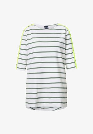 Biała koszula w poziome oliwkowe paski, z rękawami o długości 3/4, oraz neonowożółtą taśmą z czarnymi logo wzdłuż ramion i rękawów.