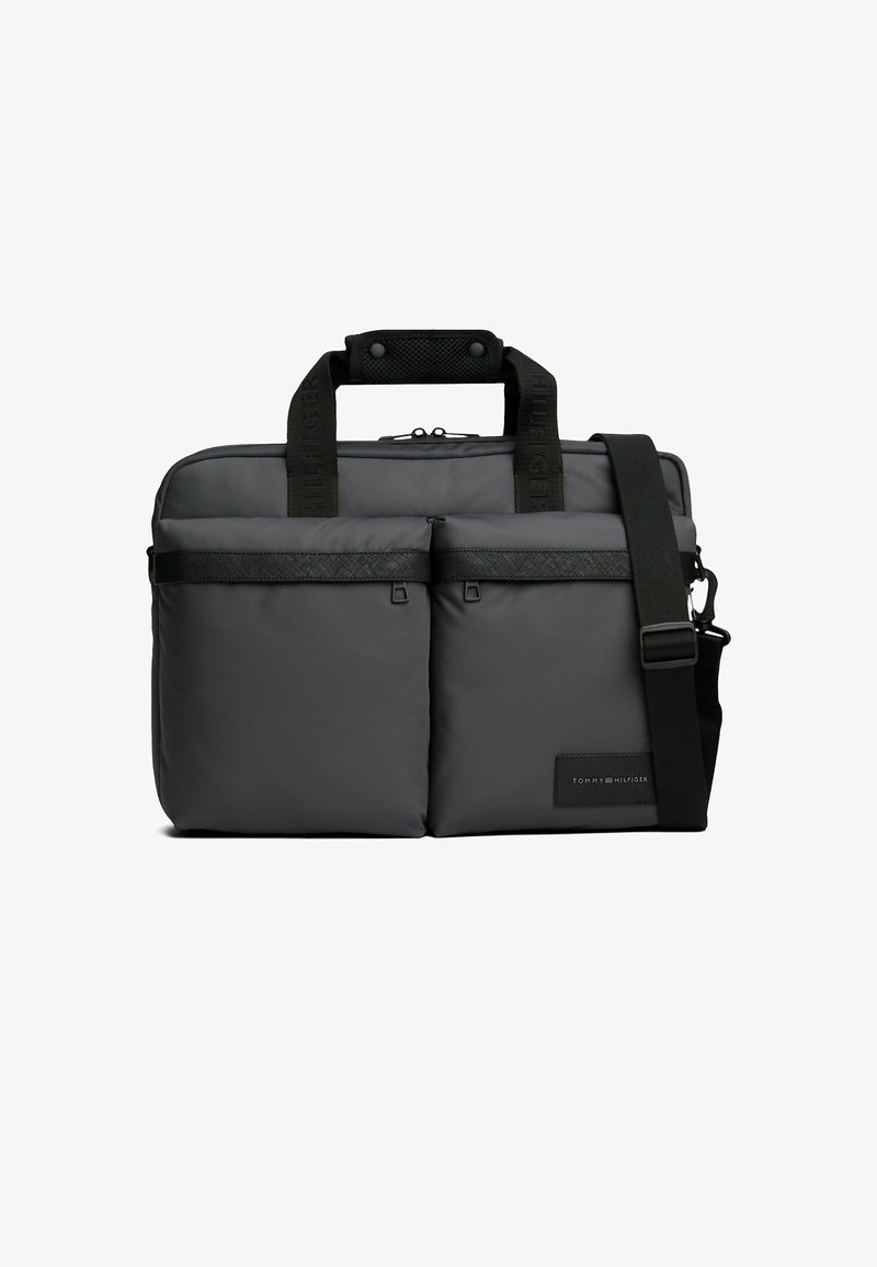 Szara prostokątna torba na laptopa z dwoma przednimi kieszeniami na zamek, czarnym regulowanym paskiem na ramię oraz dwoma uchwytami z tłoczonym logo.