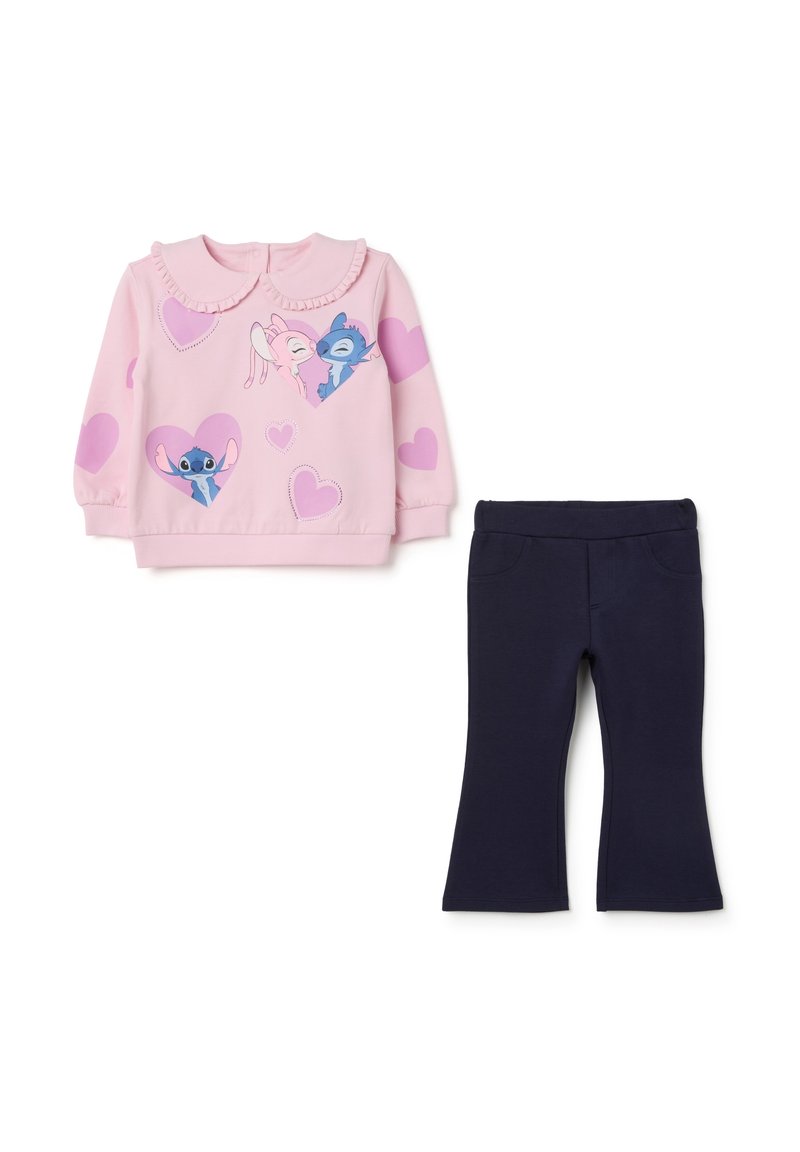 Roze sweatshirt met een gerimpelde kraag, voorzien van graphics van karakters en harten. Gecombineerd met marineblauwe flared broek.