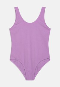 Yhdisteinen uimapuku vaalean violetissa, jossa on ribbitekstuuri, leveät hihnat ja pyöreä pääntie, suunniteltu istuvan siluetin luomiseksi.