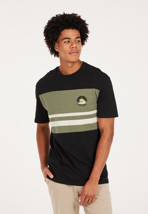 Sort og olivengrøn t-shirt med vandrette striber og et logo på brystet, med korte ærmer og en klassisk rund halsudskæring.