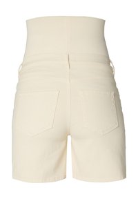 Hoch-taillierte beigefarbene Denim-Shorts mit zwei Gesäßtaschen und Gürtelschlaufen, von hinten auf einem weißen Hintergrund gezeigt.