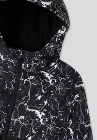 Czarna kurtka z kapturem, z białym wzorem przypominającym marmur i przednim zamkiem błyskawicznym, eksponująca część kaptura i górną część klatki piersiowej.