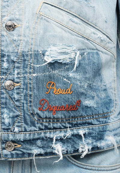 Φωτεινό μπλε τζιν μπουφάν με φθορές, με μπροστινή τσέπη που έχει κεντημένο το "Proud Dsquared²" με πορτοκαλί και κόκκινες κλωστές.