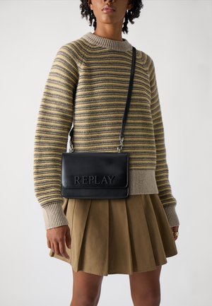 Cross body bag - black