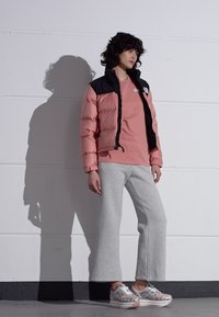 The North Face RETRO NUPTSE JACKET - Casaco de penas - rose dawn