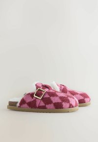 Roosa ja burgundia ruudulised to-bed slippers pehme ja lükka voodriga, millel on kullatud pannal ja vastupidav pruun tald.