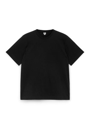 Schwarzes Kurzarm-T-Shirt aus Baumwolle mit Rundhalsausschnitt, flach auf weißem Hintergrund liegend.