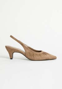 Světle hnědé semišové slingback boty s špičatou špičkou, na svrchní části s nařasením a s mírným podpatkem. Hladký povrch s jemným dokončením.