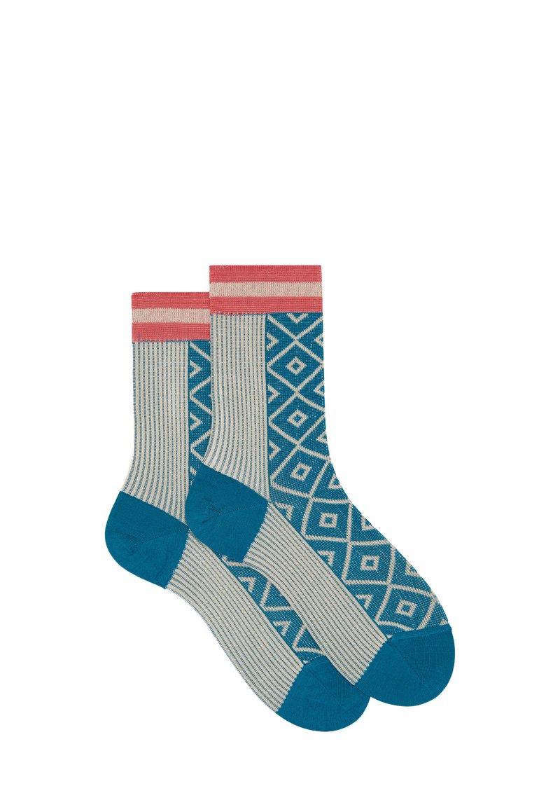 Calzini di cotone con una fantasia a strisce teal e beige, bordati in rosa e decorati con motivi a rombi in diverse tonalità di teal e beige.