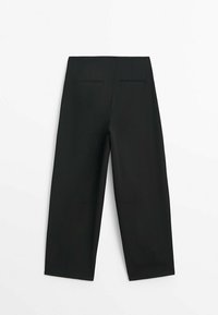 Pantalon noir à jambes droites avec deux poches passepoilées à l'arrière, présenté à plat sur un fond blanc.