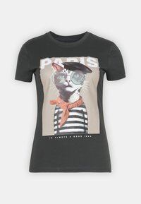 T-shirt noir avec une illustration d’un chat portant un béret, de grandes lunettes, un t-shirt rayé et une écharpe rouge, avec le mot "PARIS" au-dessus.