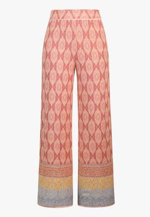 Pantalon à jambes larges avec motif géométrique en losange rouge, orné de bandes décoratives multicolores orange, jaune et bleu près des ourlets.