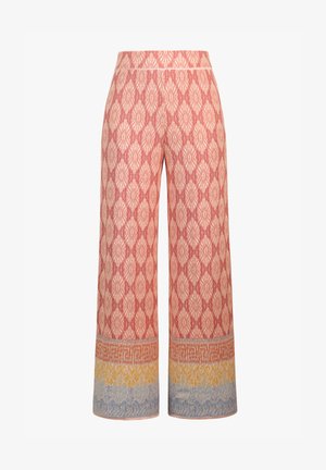 Pantalon à jambes larges avec motif géométrique en losange rouge, orné de bandes décoratives multicolores orange, jaune et bleu près des ourlets.