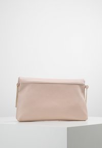 Rosa synthetische Leder-Clutch mit Reißverschluss und Kettenakzent, ausgestattet mit einer glatten Oberfläche und rechteckiger Form.