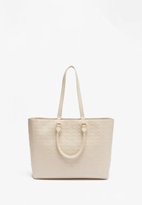 Sac fourre-tout beige avec un motif matelassé texturé, deux longues poignées et des accents en métal doré pour l'attache. Matériau synthétique lisse.