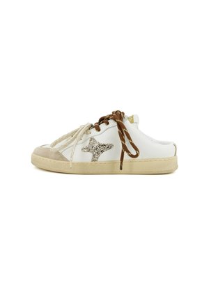 Scarpa da ginnastica bianca a taglio basso con suola beige, stella glitterata sul lato, lacci asimmetrici beige e marroni e interno foderato di bianco peloso.