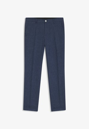 Pantalon de costume bleu marine pour homme avec plis sur le devant, poches latérales, passants pour ceinture et fermeture par bouton à la taille.