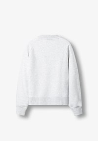 Világosszürke pulóver, laza szabással, raglán ujjal, bordázott mandzsettákkal és aljjal, puha, texturált anyagból készült.