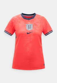 Κόκκινη φανέλα ποδοσφαίρου της Αγγλίας με σκούρο μπλε γιακά και περιθώρια στα μανίκια, εθνόσημο της ομάδας της Αγγλίας με χρυσό αστέρι και σκούρο μπλε λογότυπο της Nike μπροστά.