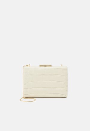 Pochette crème gaufrée crocodile avec une bandoulière en chaîne dorée, présentant une forme rectangulaire et un fermoir en métal en haut.