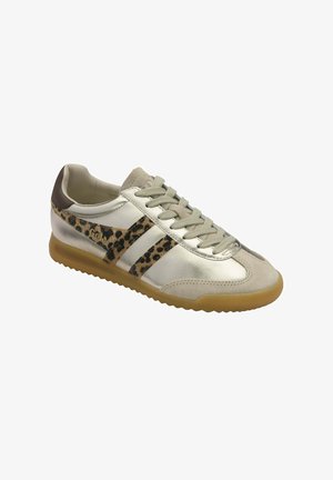 Beige en metallic sneaker met luipaardprintdetails, beige veters, suède neus, bruine hielaccent en een getextureerde gumzool.
