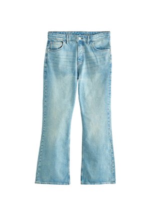 Hellblaue Jeans im Schlagstil mit mittelhohem Bund, ausgestattet mit einem Fünf-Taschen-Design, weißen Nähten und einem leicht verwaschenen Finish.
