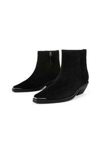 Botine negre din suede, cu vârf ascuțit, închidere cu fermoar la spate și un mic toc înclinăt cu un accent argintiu la vârf.