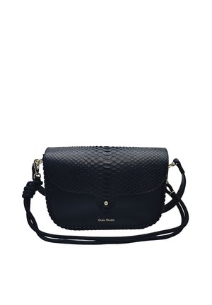 Sac bandoulière noir avec rabat texturé effet peau de serpent, bords cousus, fermoir doré et bandoulière réglable avec détail noué.