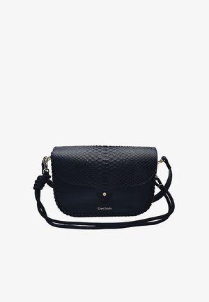 Sac bandoulière noir avec rabat texturé effet peau de serpent, bords cousus, fermoir doré et bandoulière réglable avec détail noué.