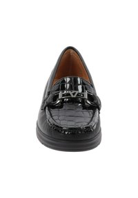 Mocassins en cuir noir avec une texture crocodile brillante, accents en métal argenté, bout rond et semelle basse.