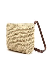 Tkaná slámová crossbody taška s texturovaným béžovým povrchem, vybavená hnědým nastavitelným popruhem a plochým, obdélníkovým tvarem.