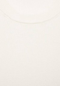 Pull en tricot blanc avec un col rond et une texture côtelée. Surface lisse avec un motif subtil visible à travers le tissu.