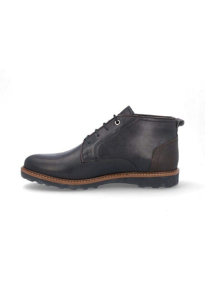 Botas de tobillo de cuero negro con un acabado suave, puntera redonda, diseño con cordones, entresuela marrón cosida y suela de goma texturizada.