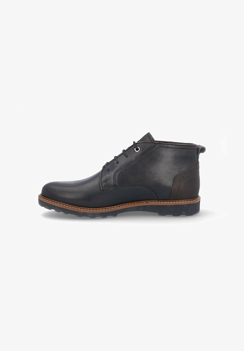 Botas de tobillo de cuero negro con un acabado suave, puntera redonda, diseño con cordones, entresuela marrón cosida y suela de goma texturizada.