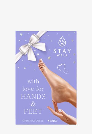 Violetti käsi- ja jalkahoitosetin pakkauksessa valkoinen rusetti, kädet pitävät jalkaa, tähtiä, sydämiä ja teksti "Pysy hyvin rakkaudella käsille ja jaloille."