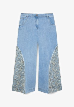 Jean en denim bleu clair avec jambes larges et panneaux en tissu à motif cachemire sur les côtés intérieurs, avec bords effilochés et design classique à cinq poches.