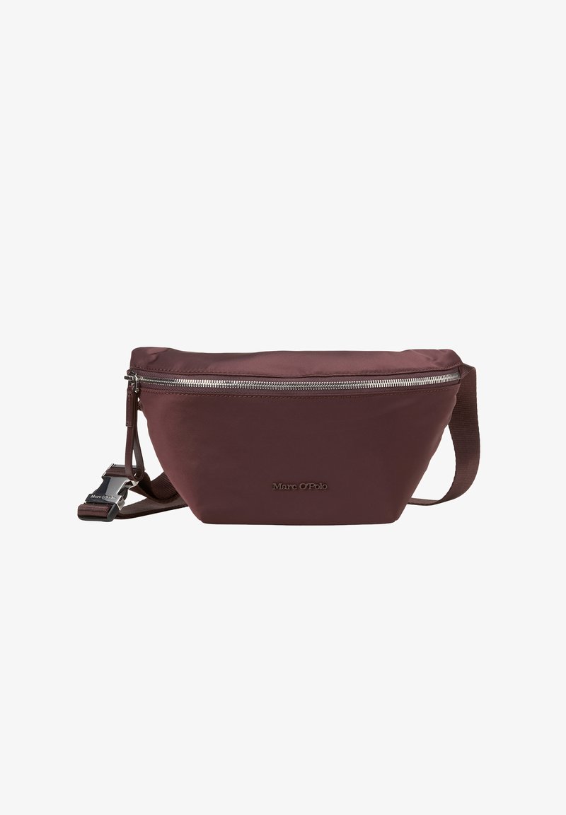 Borsa a tracolla bordeaux in tessuto con una texture liscia, dotata di una zip argentata, spallaccio regolabile e dettaglio con logo in rilievo.