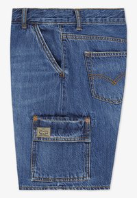 Τζιν σορτς σε μεσαίο μπλε χρώμα με κίτρινα ράμματα, με τσέπες μπροστά και πίσω, και μια τετράγωνη τσέπη με λογότυπο στο πίσω μέρος.