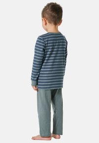 Kinderschlafanzug-Set bestehend aus einem langärmeligen Oberteil in Marineblau und Grau mit Rundhalsausschnitt und einfarbigen grauen Hosen, gefertigt aus weichem Baumwollstoff.